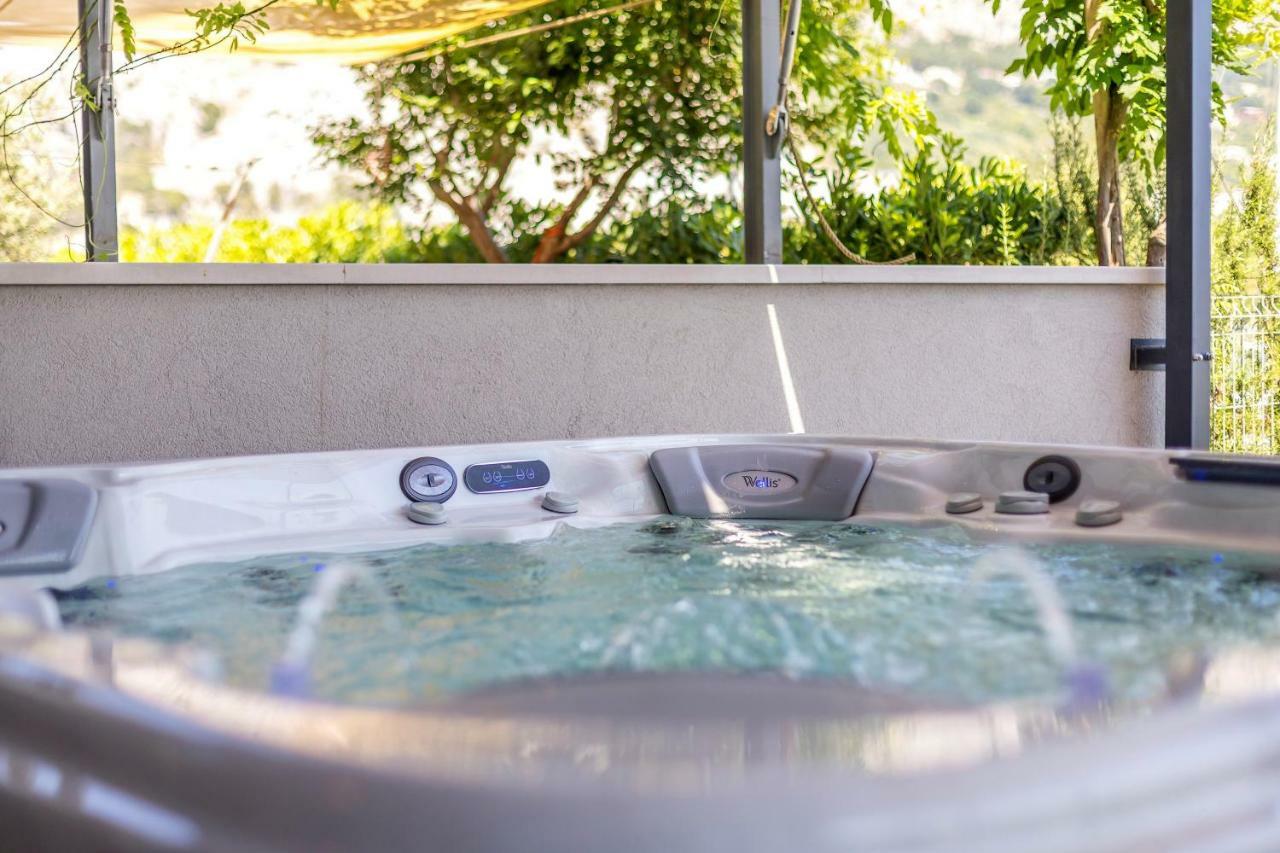 Luxury Apartment With Hot Tub Omiš Eksteriør billede